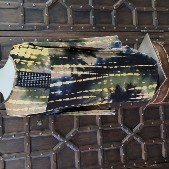 𝅺SZ M gorgeous tie-dye colors, long sleeve super soft with lace panel on back - Picture 5 of 7